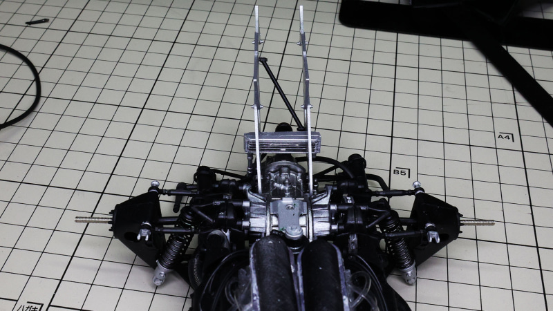 底面から見てみました。いろいろとパーツを組み込んでいくとさらにメカメカになってきました！