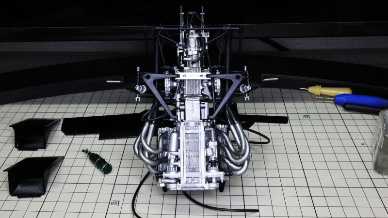 底面から見てみました。いろいろとパーツを組み込んでいくとさらにメカメカになってきました！