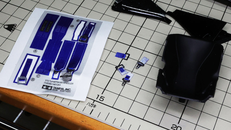 シートベルトはとても細かい作業になります