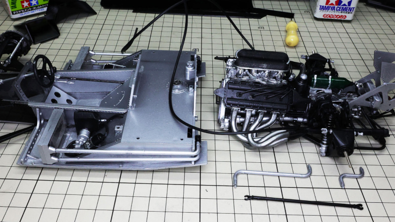 シャーシ部とエンジン部は中央のツメで噛み合います