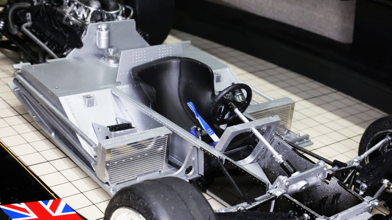 “闘う男の仕事部屋”的な狭いコクピット