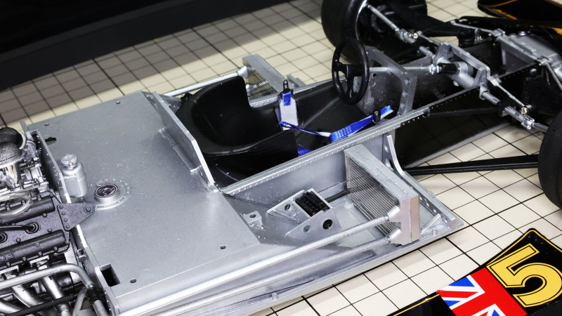 カラーリングされたカウルが装着されていくと俄然存在感が増します