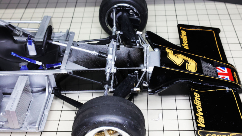 カラーリングされたカウルが装着されていくと俄然存在感が増します