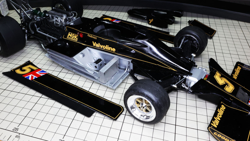 シャーシ側のカウルもそれっぽくできあがってきました