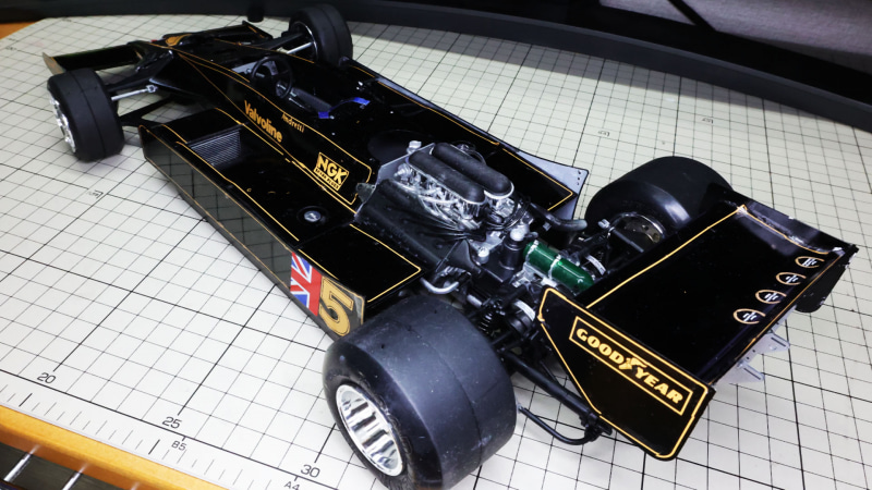 黒いボディにピンストライプが映えます