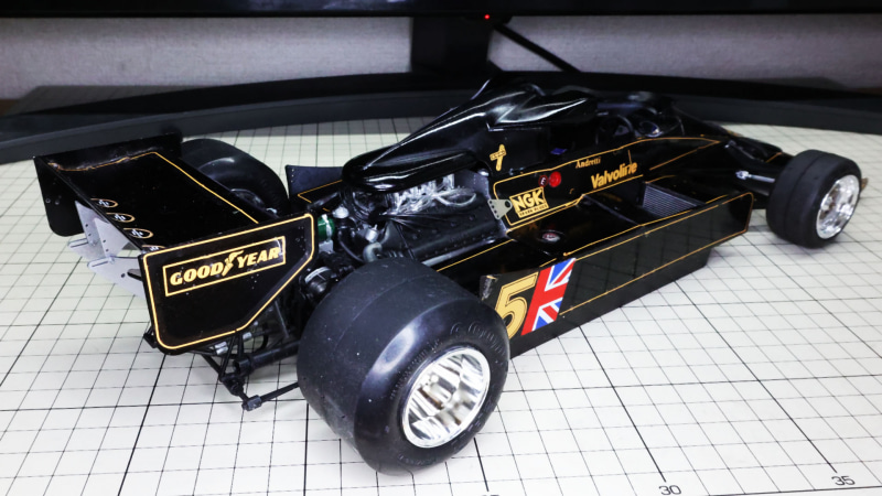 黒いボディにピンストライプが映えます