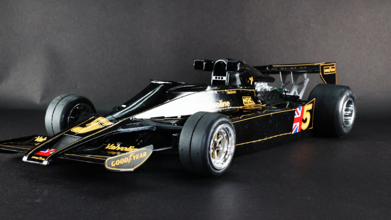 黒いボディにピンストライプが映えます