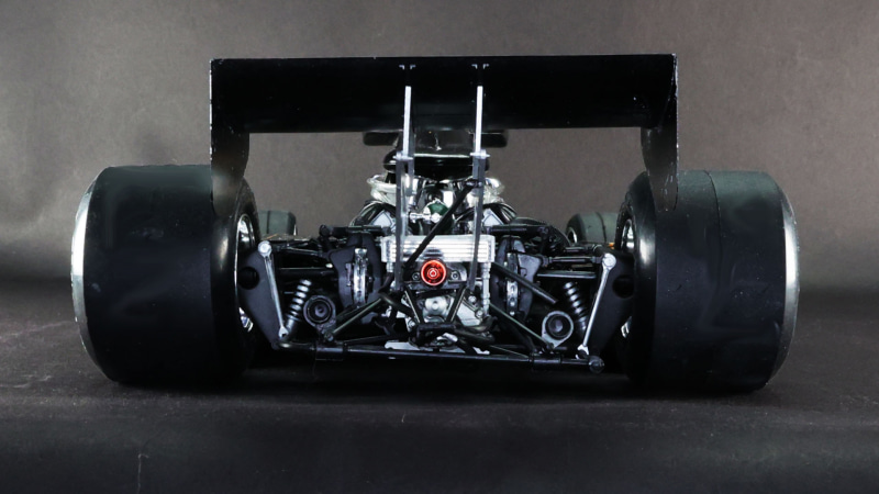 リヤタイヤのホイールはとっても深いリムでその中にブレーキシステムはありません