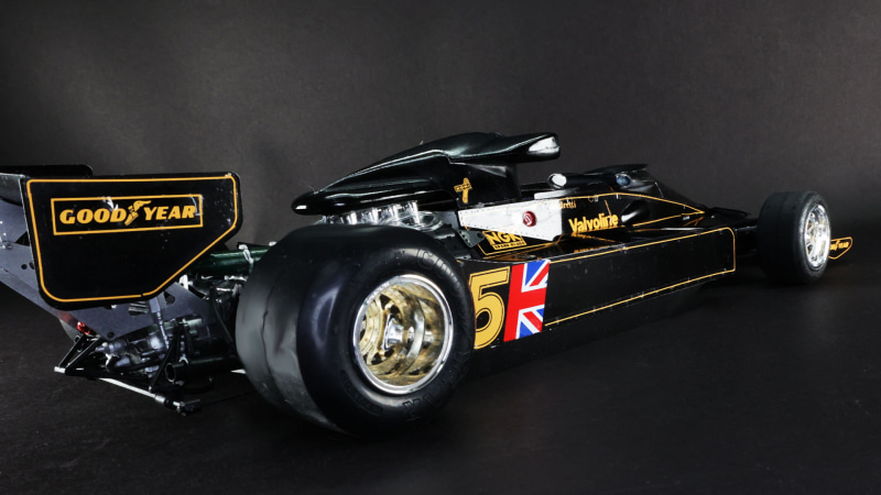 リヤタイヤのホイールはとっても深いリムでその中にブレーキシステムはありません