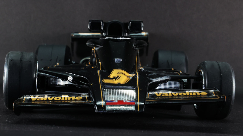 フロントから見ると左右のサイドポンツーンとノーズ先端のラジエーターが見えます