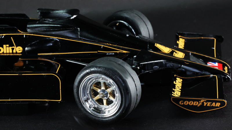 フロントタイヤは左右に舵を切れます