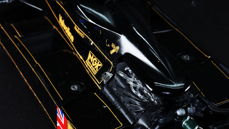 巨大なウイングステーとエッチングパーツによる翼端版を持つリヤウイング