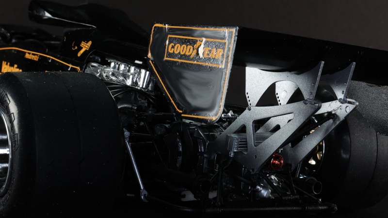 巨大なウイングステーとエッチングパーツによる翼端版を持つリヤウイング