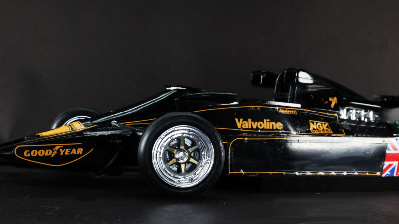 前側から流れてくる空気はコクピット前の返しでドライバーが乱流を浴びないようになっています