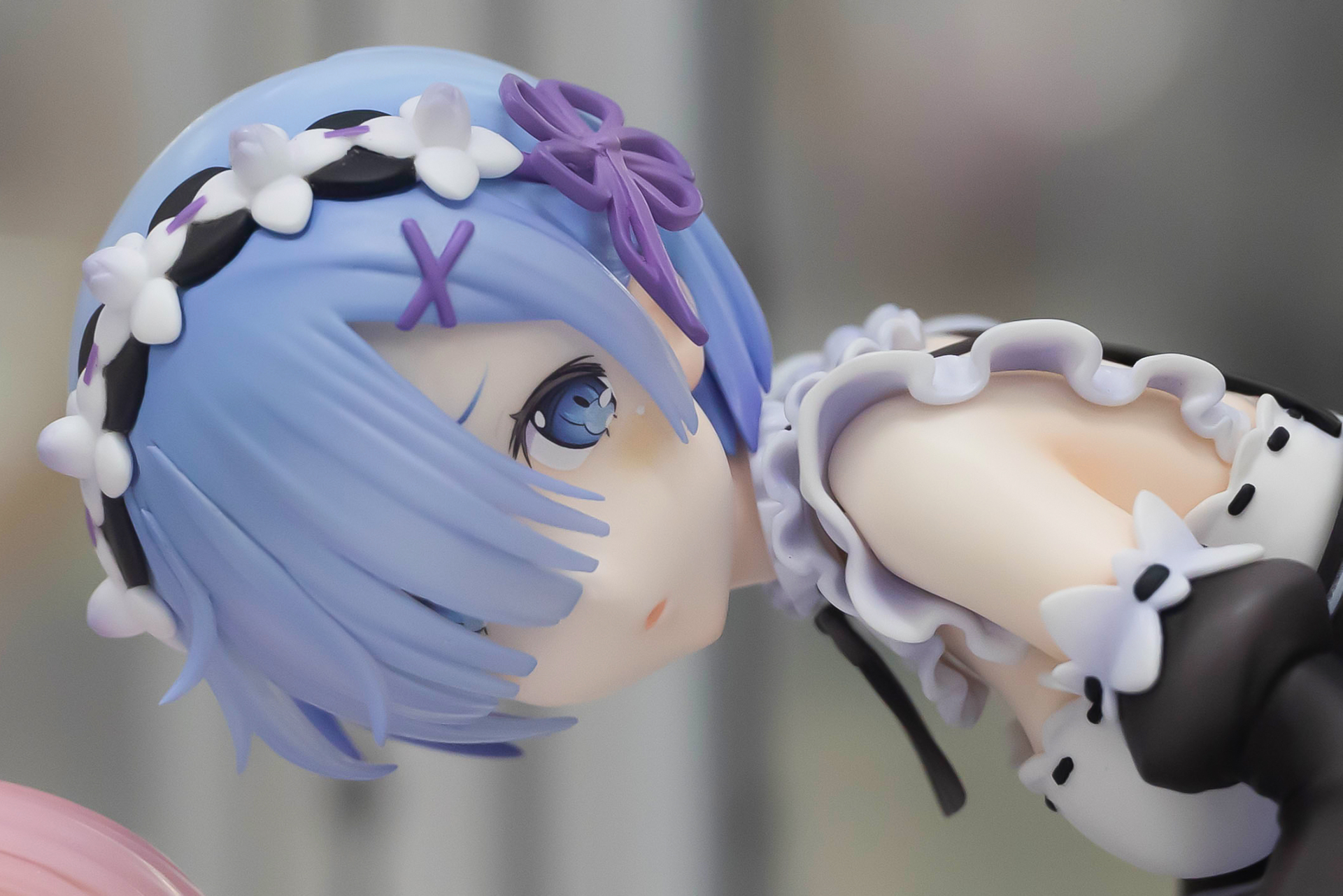 何かを見られたかのような表情のレム