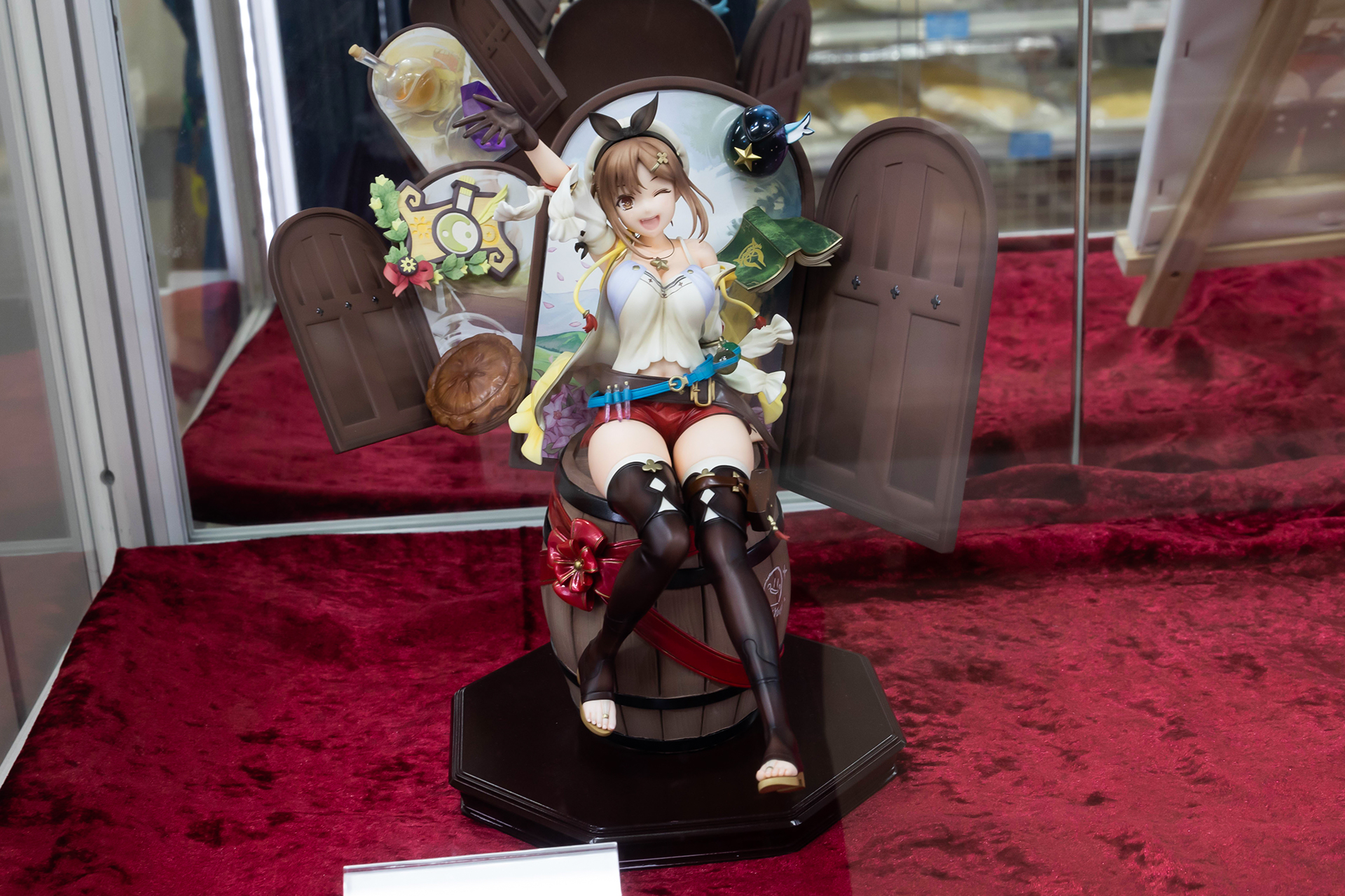 台座部分を含んだ全高は約250mm。フィギュア本体のみの場合は約220mmとなっている
