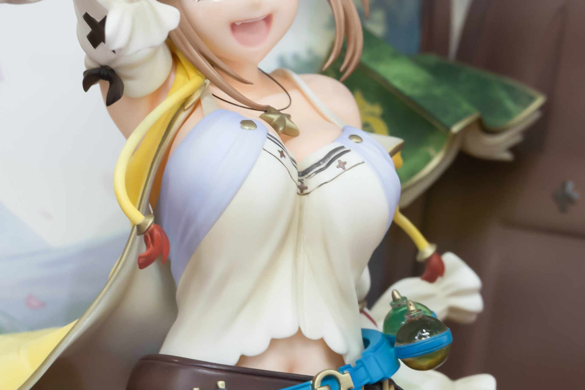 ふんわりとした衣装で大きな胸が隠しきれない!?