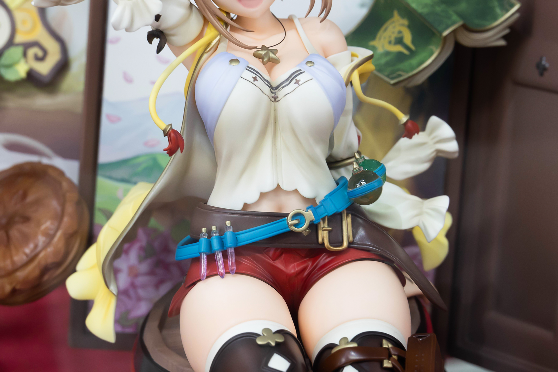 ちょうどおへそのあたりがチラリと見える