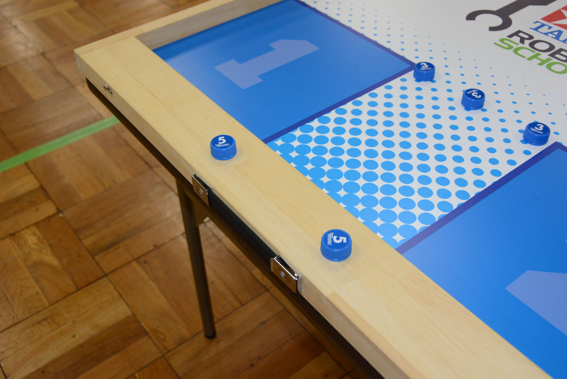 ペットボトルの蓋のポイントを相手陣地に投げ込むのが勝敗の基準となる