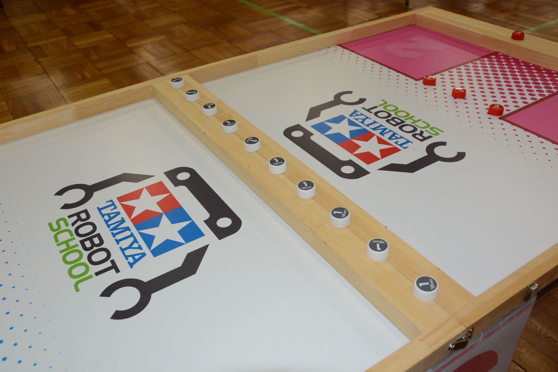 ペットボトルの蓋のポイントを相手陣地に投げ込むのが勝敗の基準となる