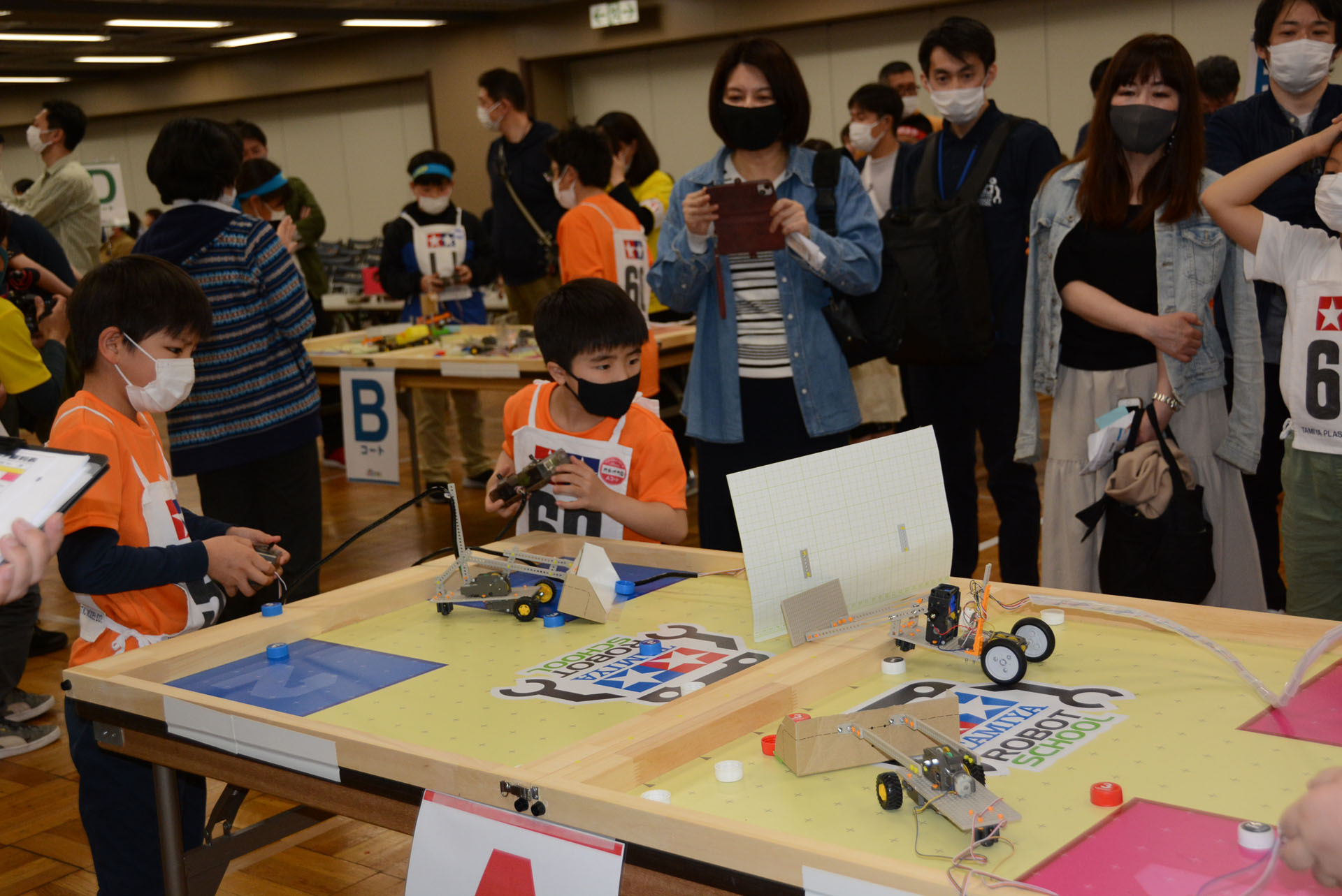 ロボットの戦略、子供達の表情、観客のリアクションも面白い