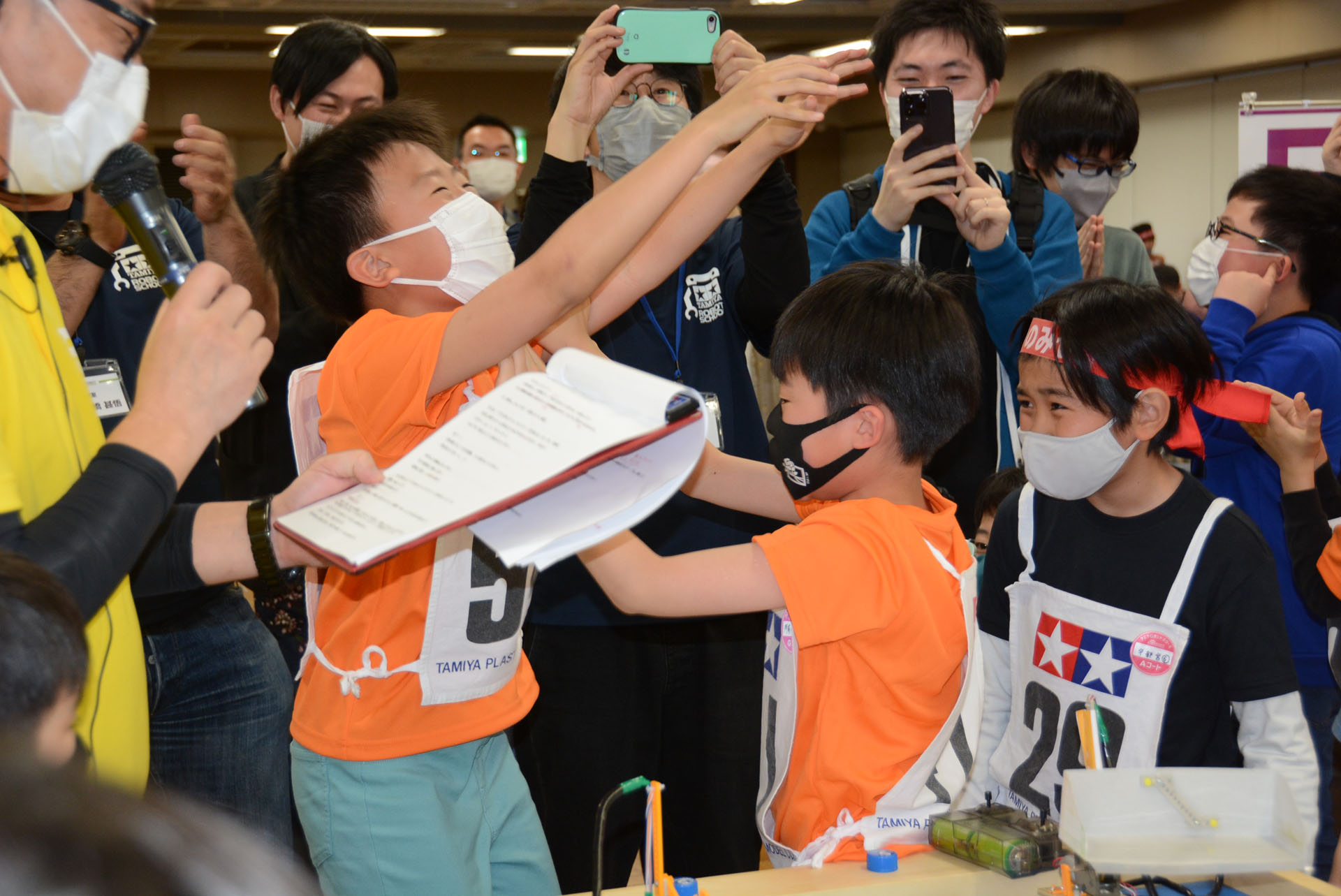 勝利した門前仲町1チーム、跳ね上がっての喜びを表現