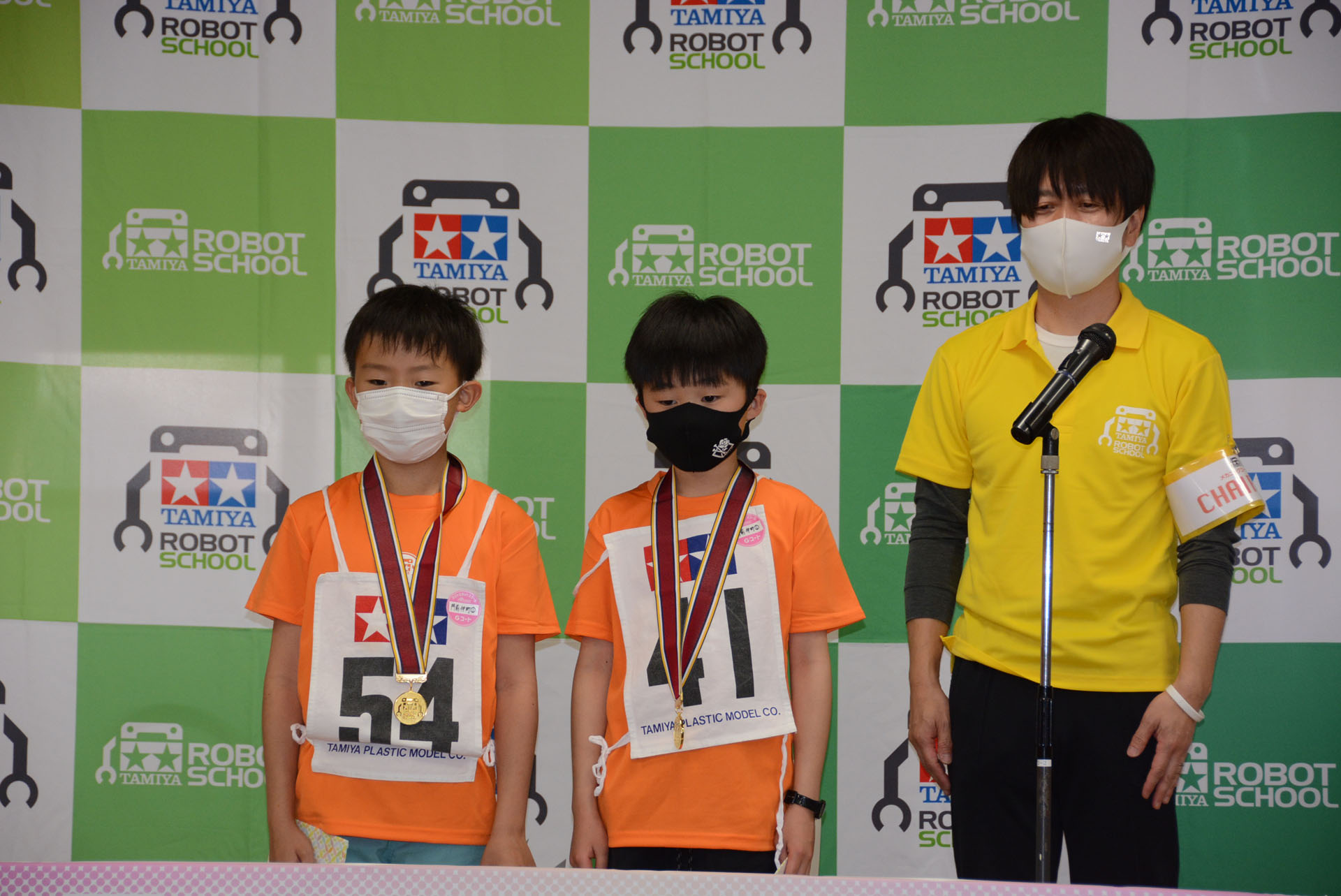 金メダルを首にかけての記念撮影