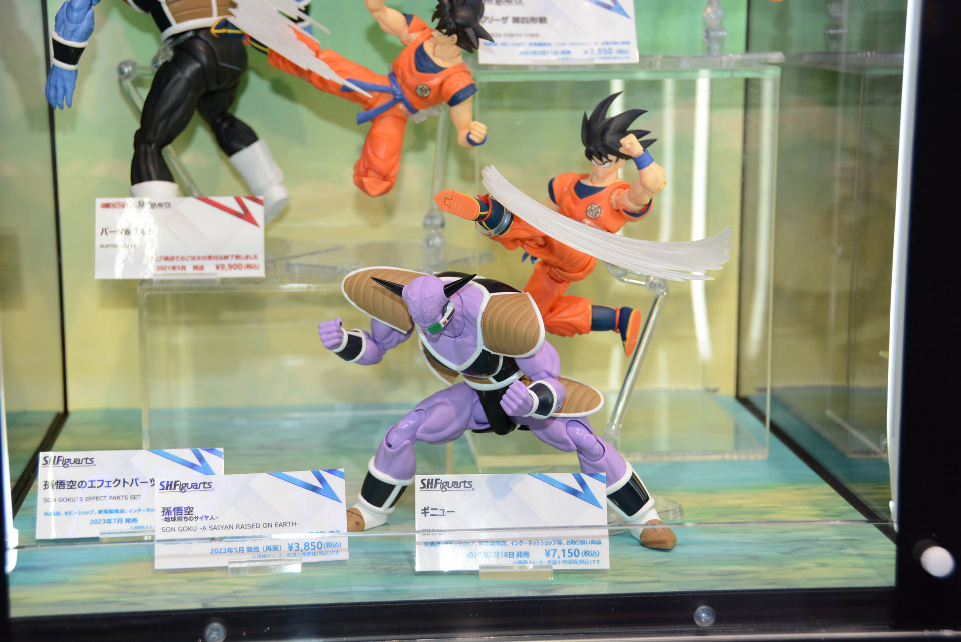 様々な新製品。エフェクトパーツ、表情の進化、力の入った塗装表現などアニメの活躍シーンを想像させる幅広い表現が確認できる