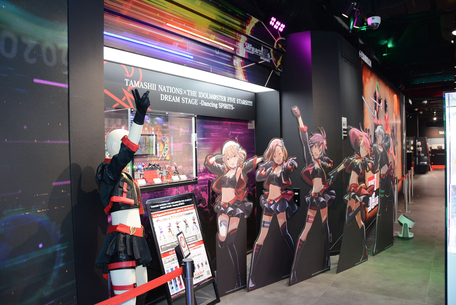 等身大ポップや、実際に作製された衣装も注目