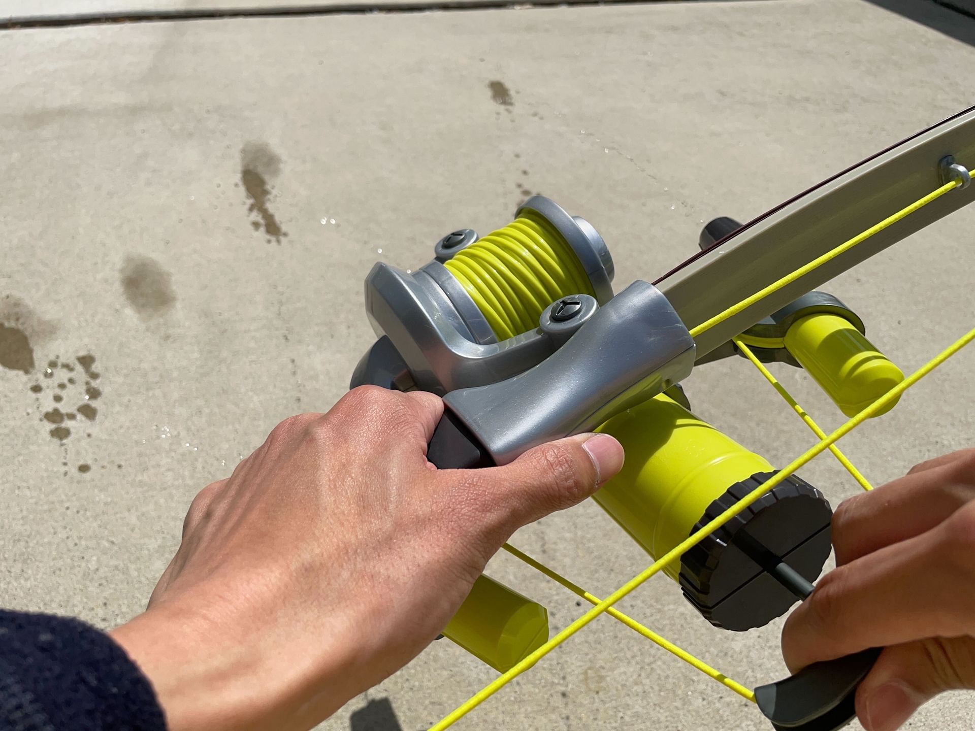 実際に使ってみたところ。撮影のため弱めに発射しているが、押し出しを強くすれば、3～4mくらいは飛ばせる。思った以上に遠くまで届くし、構え方で水の飛び方が変化する。いろいろ試してみるのも楽しい