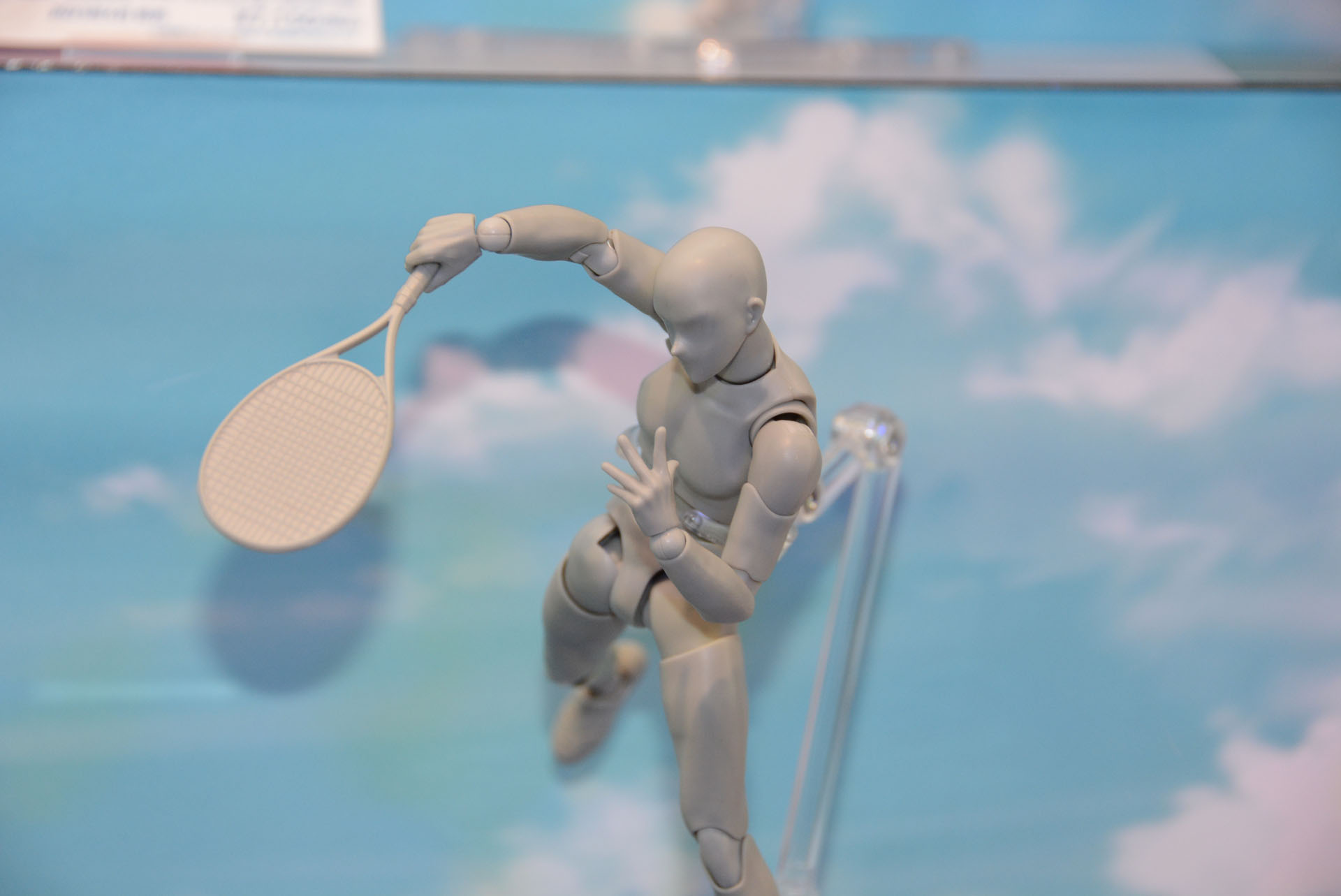 太ももや前腕の筋のラインなど、肉体表現のモールドも