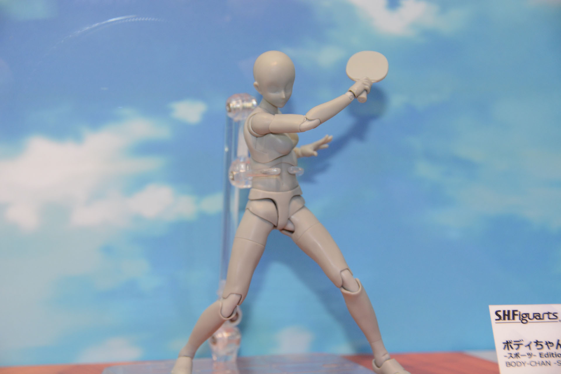 ラケットを握る手のひねりを表現した手首パーツ