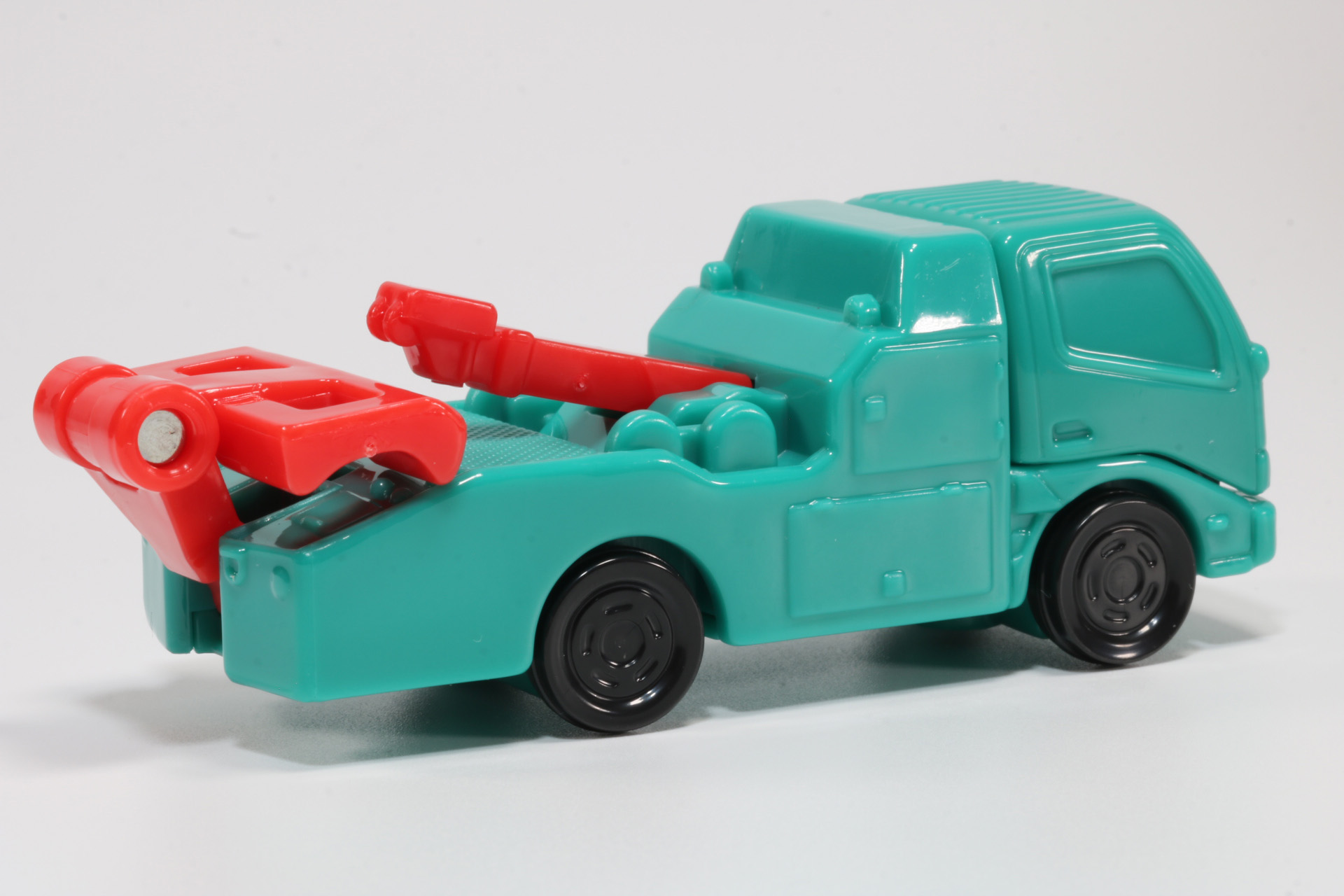 グリーンの車体にアームとレッカー車のフォルムが再現されている