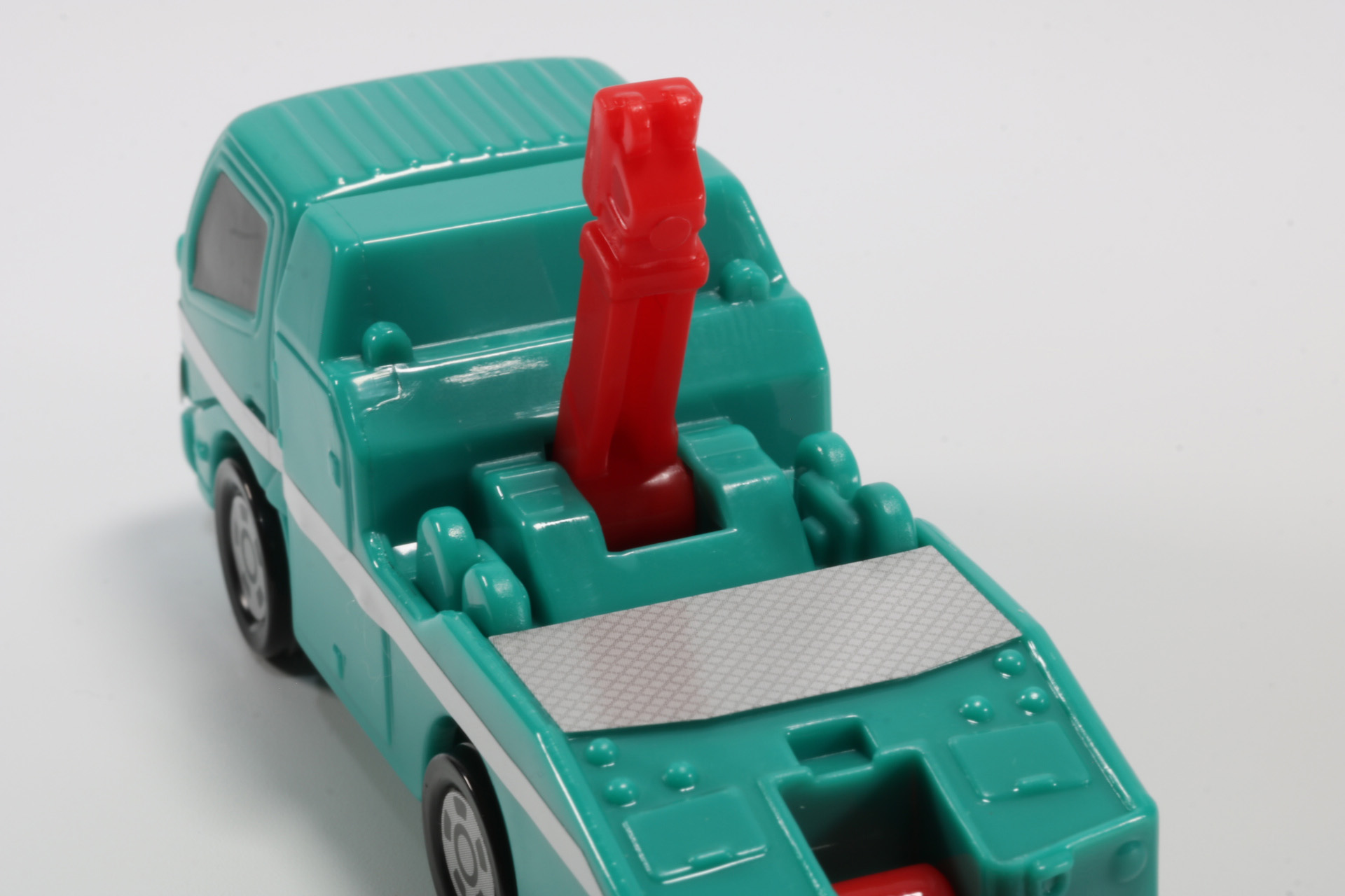 他の車両をレッカークレーンでつけて積載することもできる