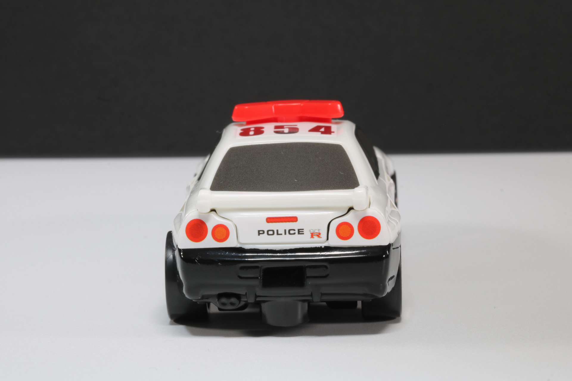 リアはブレーキランプやGT-Rのエンブレムも再現されている