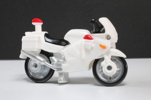 マック白バイ 特別企画】マクドナルドの4月ハッピーセット「トミカ」フォト