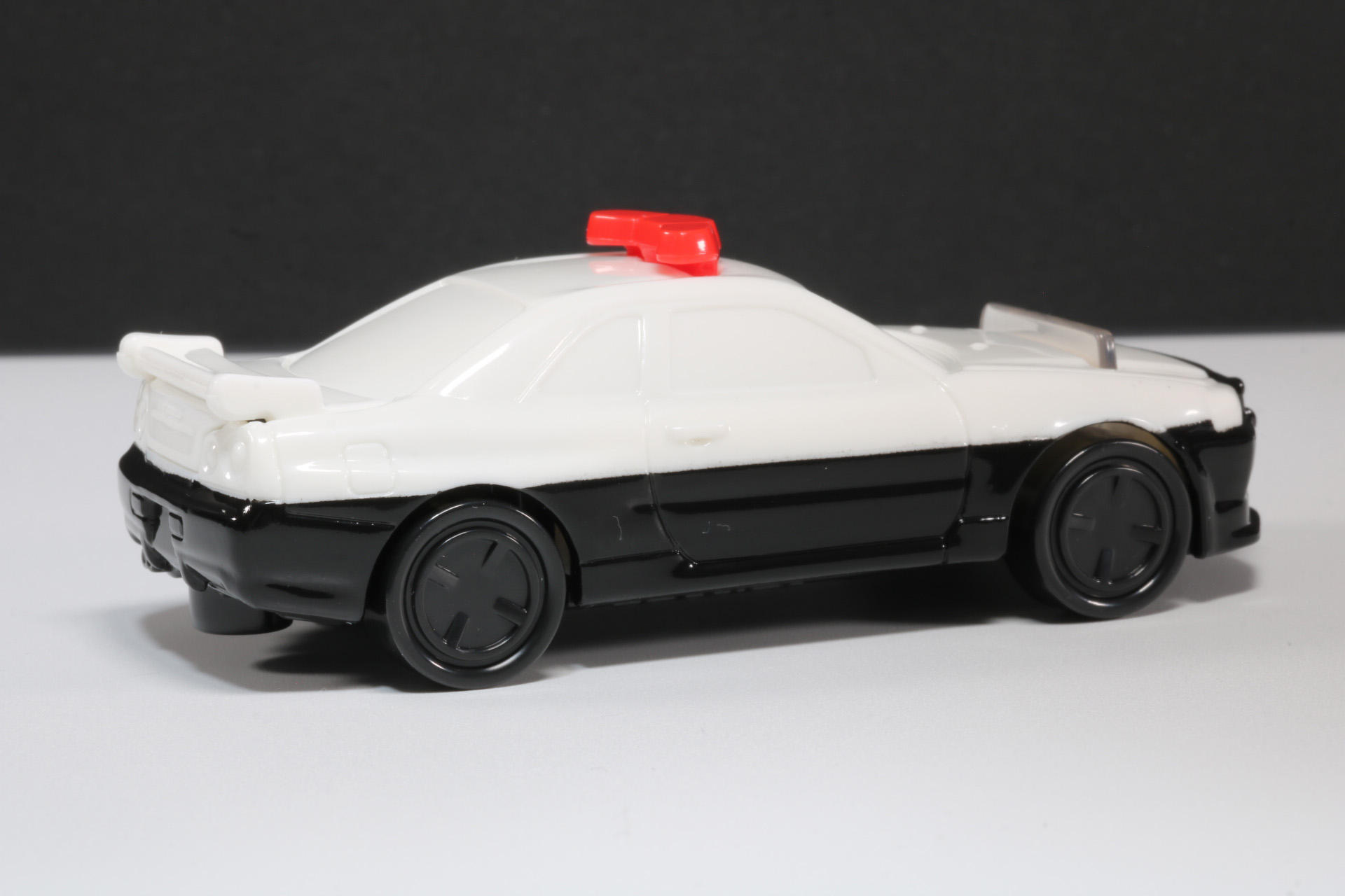 シールを貼るとパトロールカーらしい姿に