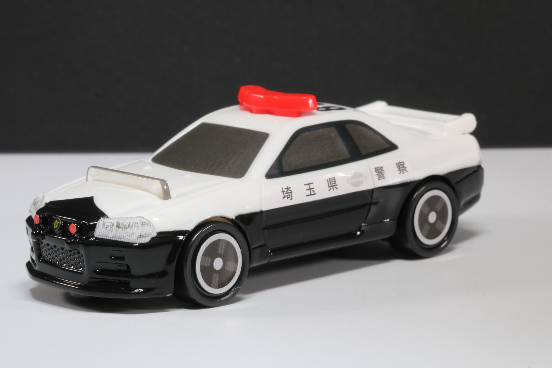 シールを貼るとパトロールカーらしい姿に