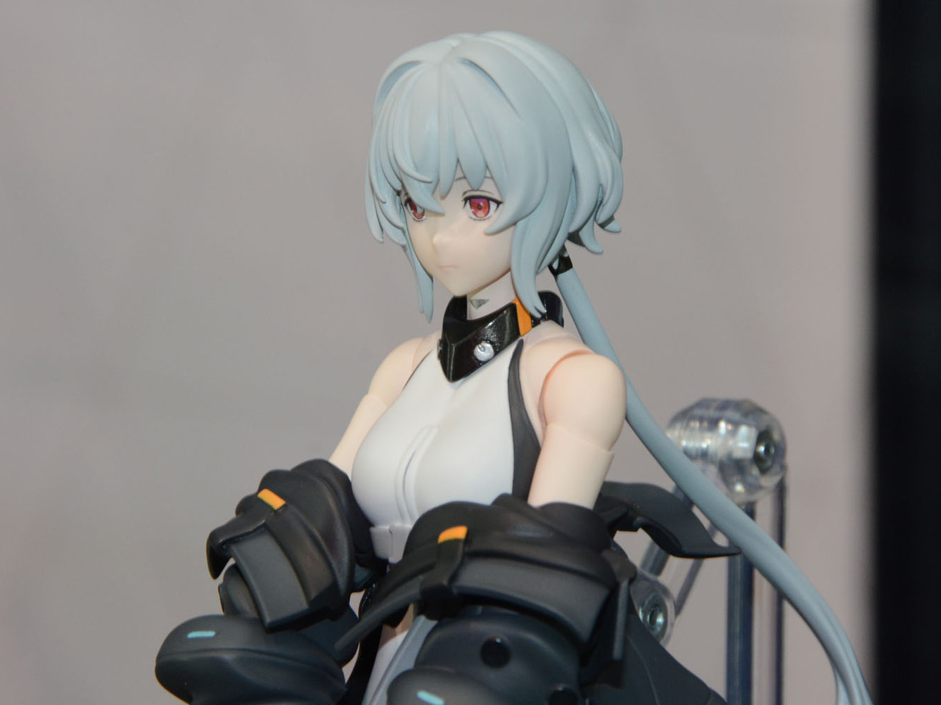 赤い瞳、複雑な髪型をしっかり表現。首元の髪の毛はボールジョイントで可動