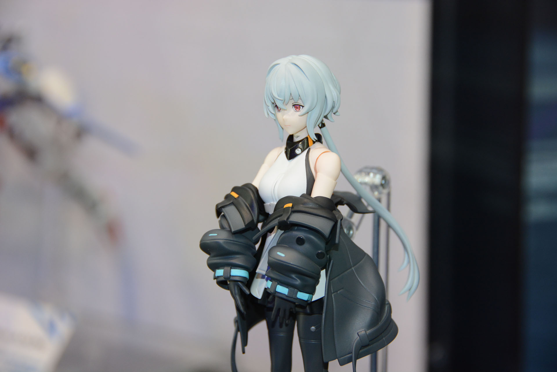 一見複雑な服装は、「うまく服を着れないため」とのこと。上着は数パーツで構成され、可動を妨げない