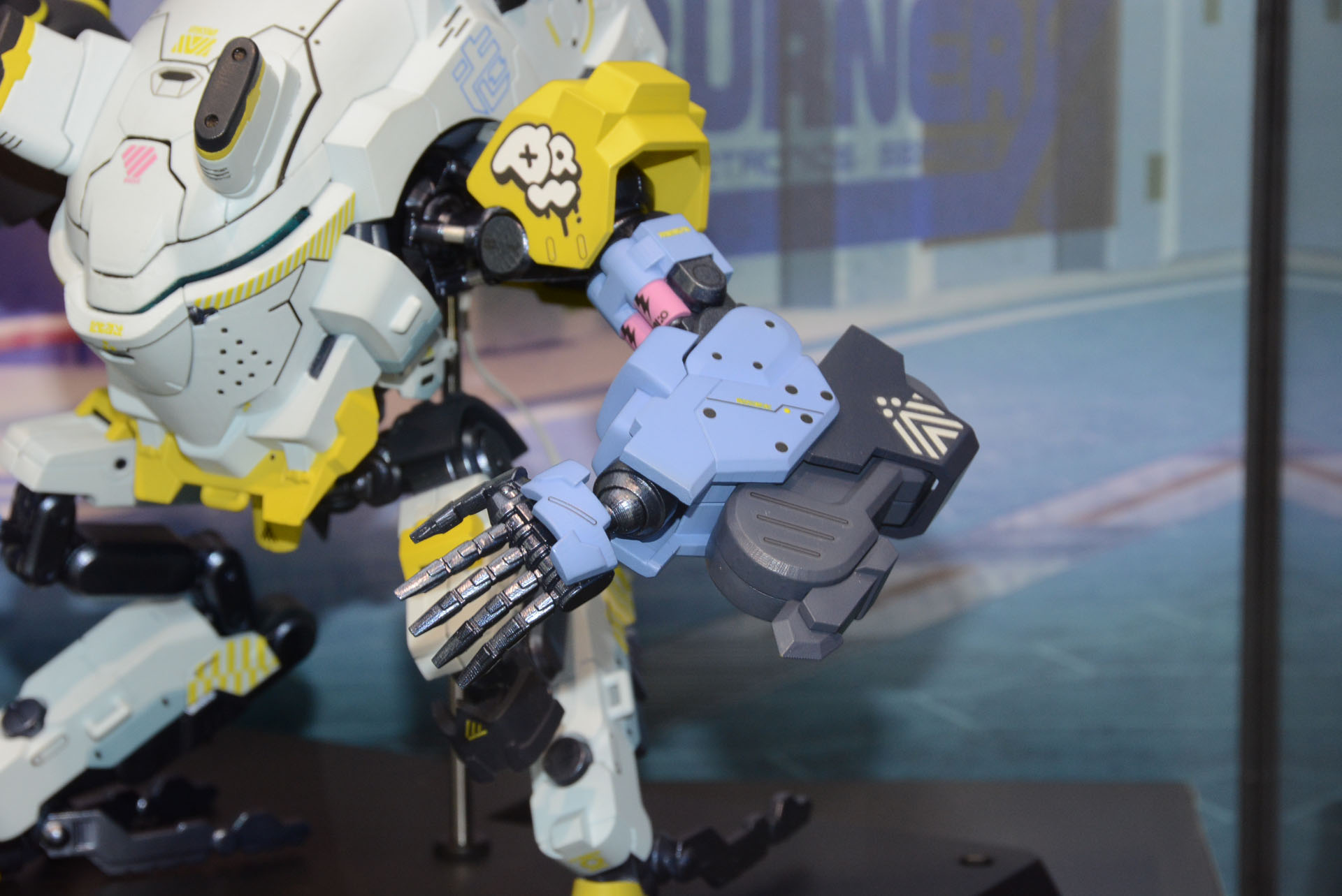 腕は非常にマッシブ。取り付けられたユニットも気になる