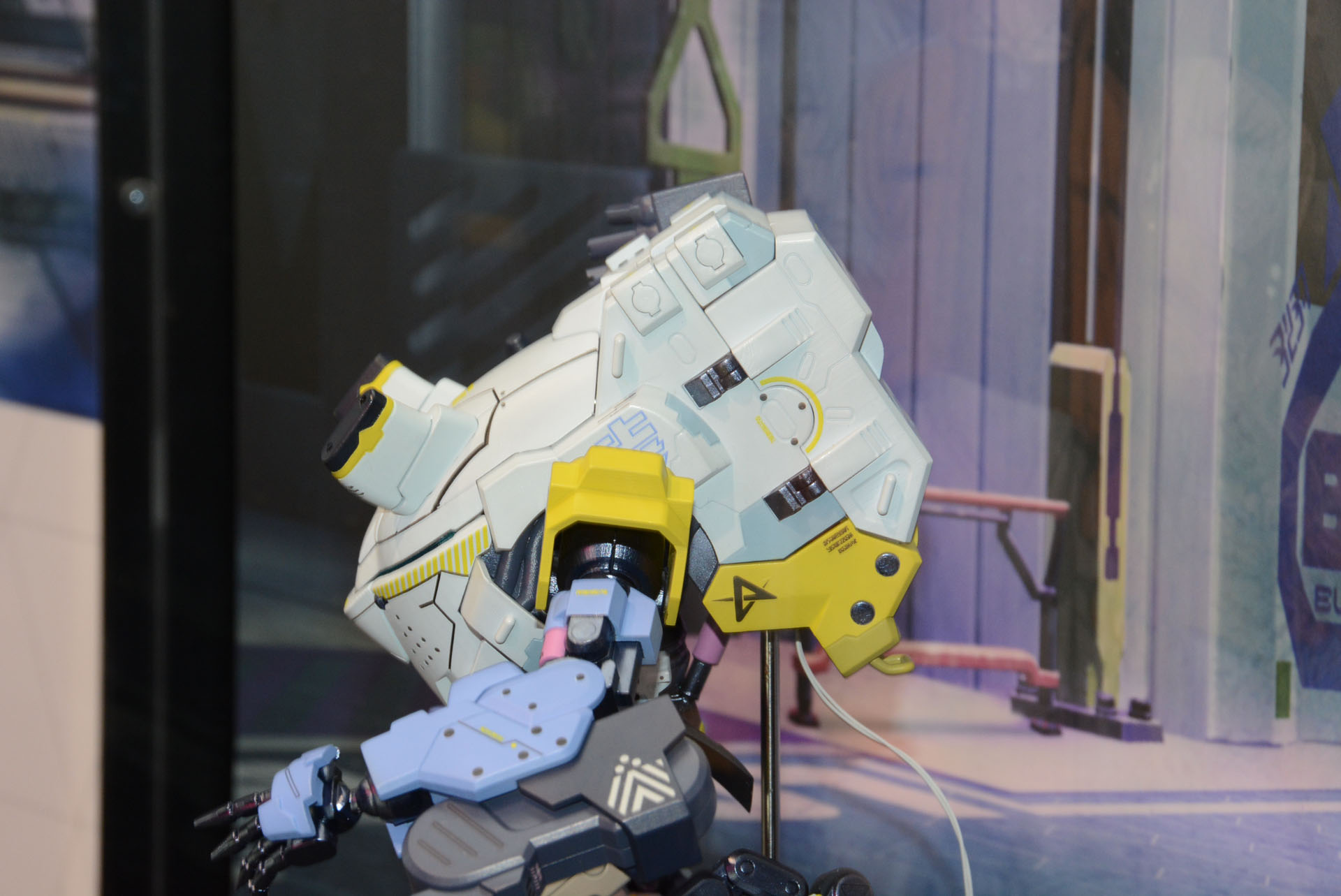 背面パックも大きい。ここはノワール用のスペースだろうか？