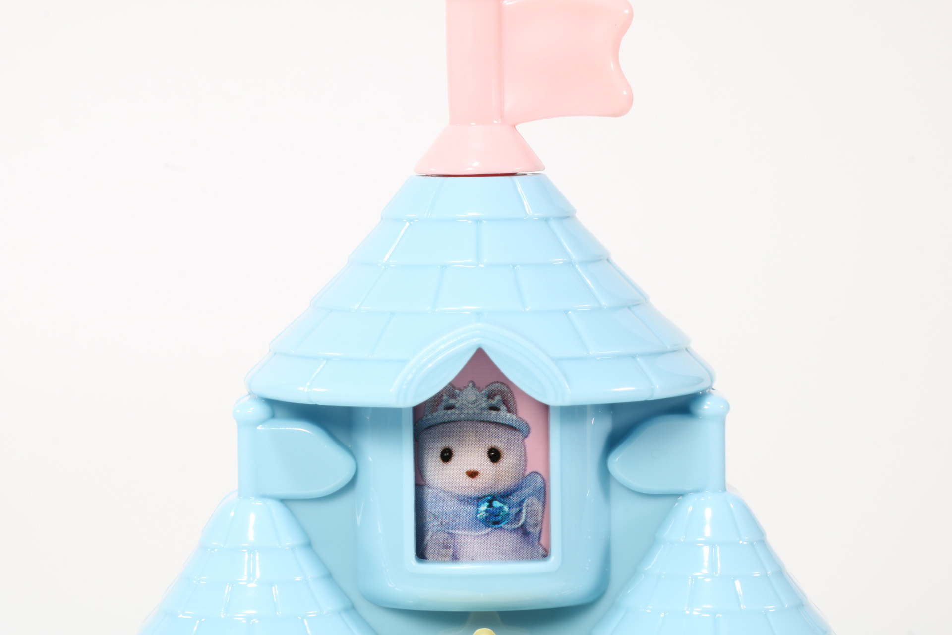 上の小窓にもシルバニアファミリーの仲間が登場。旗を回すと出てくるキャラクターが変わる