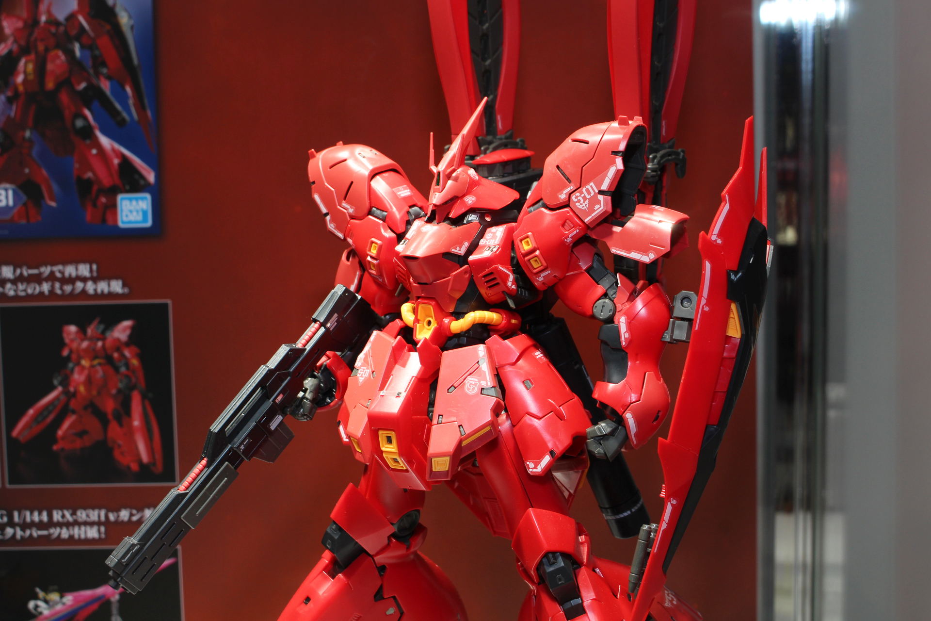 本体の造形やマーキングなどはRGサザビーと同じもののようだが、成形色の赤が明るい印象を受ける