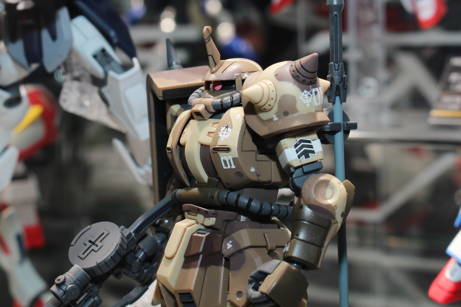 頭部の隊長機の飾りは斜め前方に傾いた形状