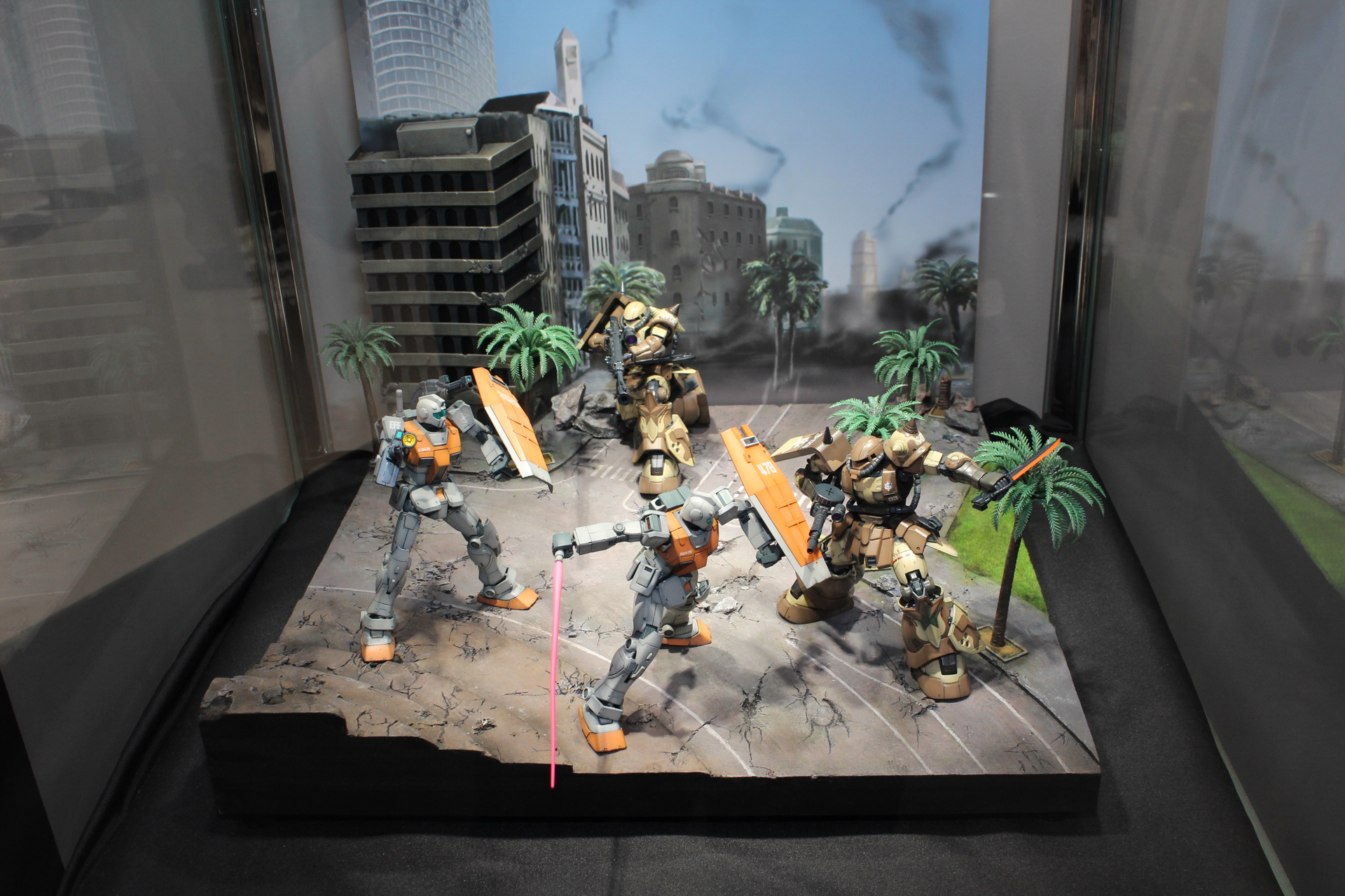 ガンダムベース東京には、サザンクロス隊のキットを使ったジオラマも展示されていた