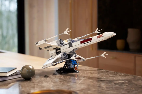スター・ウォーズ」から、戦闘機「Xウィング・スターファイター」と