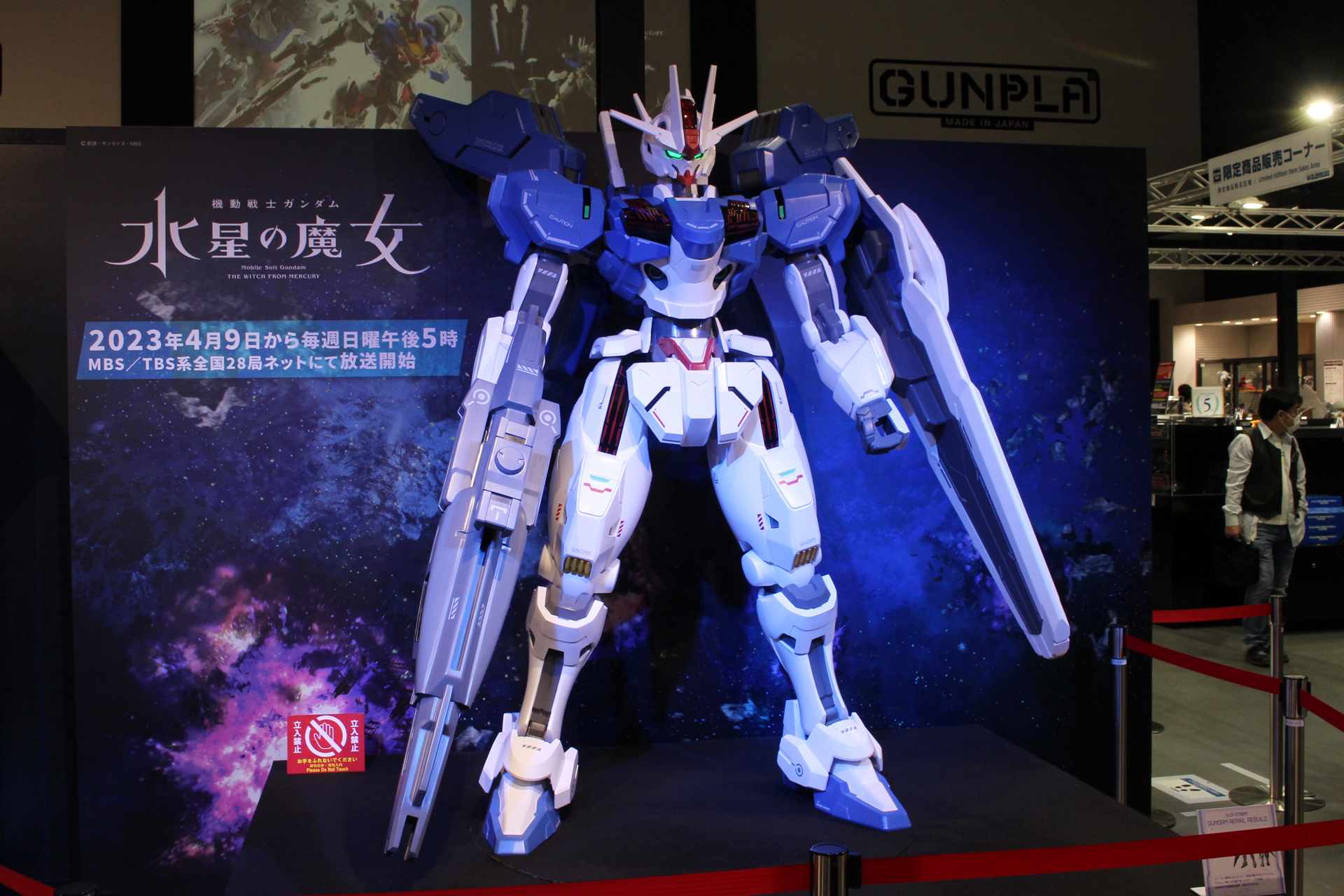 ガンダムベース東京内のイベントスペースでは、ガンダムエアリアル改修型の立像が来場者を迎える