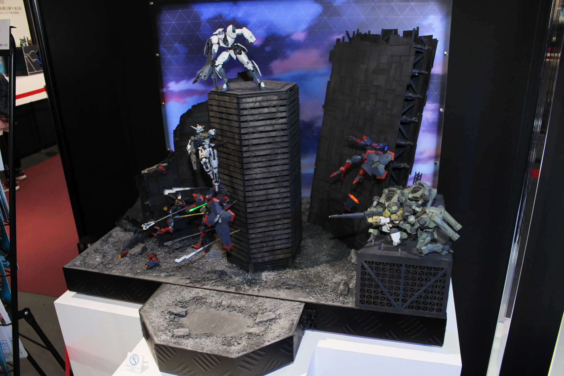 「水星の魔女」をイメージした撮影用ジオラマ。手前のスペースに持参したガンプラを置いて記念撮影ができる