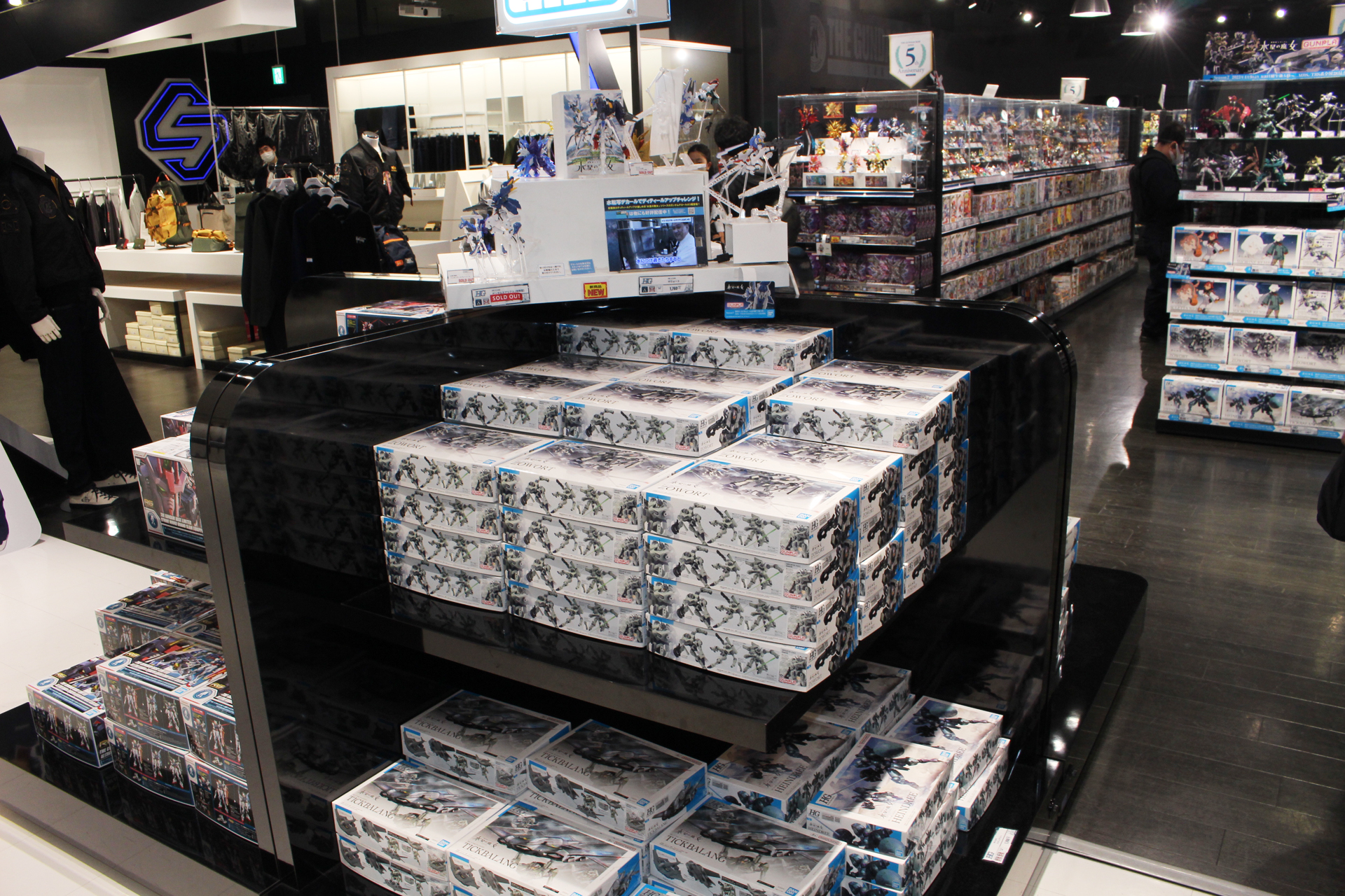「水星の魔女」関連のガンプラも店内にて販売中だ